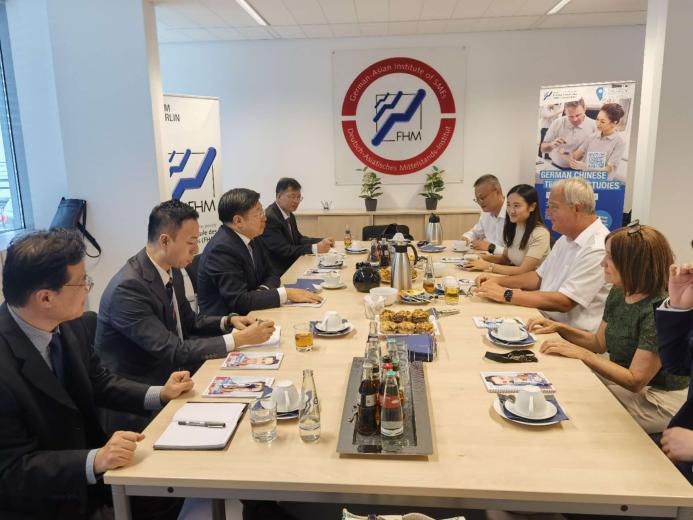 图1.参访德国比勒费尔德中等企业应用技术大学柏林校区并举行会谈