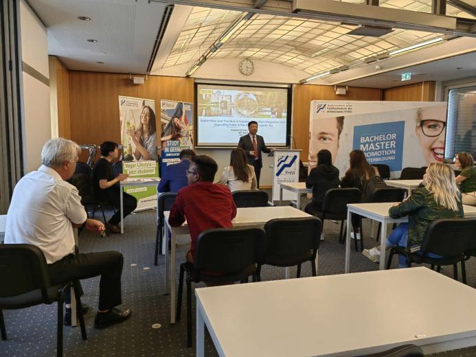 图3.商学院院长邱浩然为海外教学基地作“儒商精神与当代电商”讲座并与学生进行交流