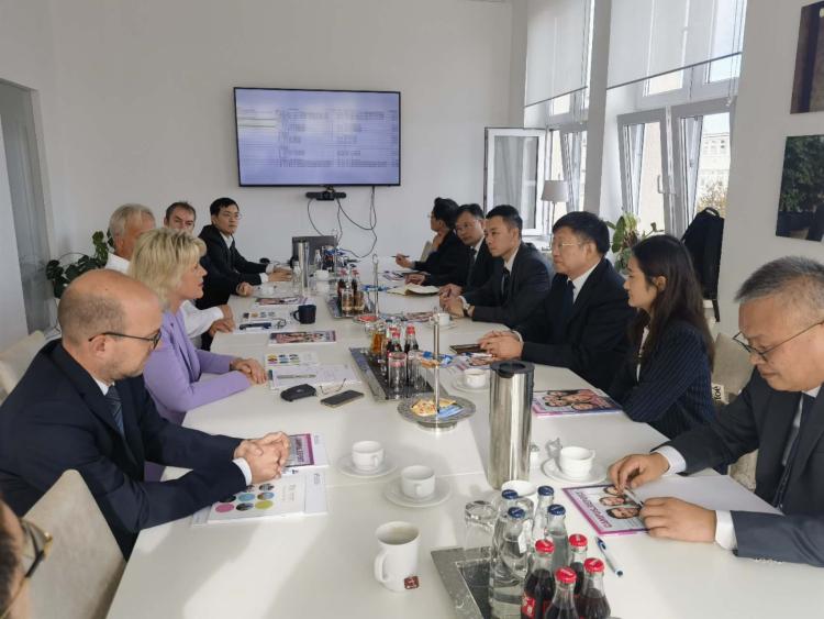 图8. 在比勒费尔德中等企业应用技术大学比勒费尔德校区与校长及相关项目负责人进行交流