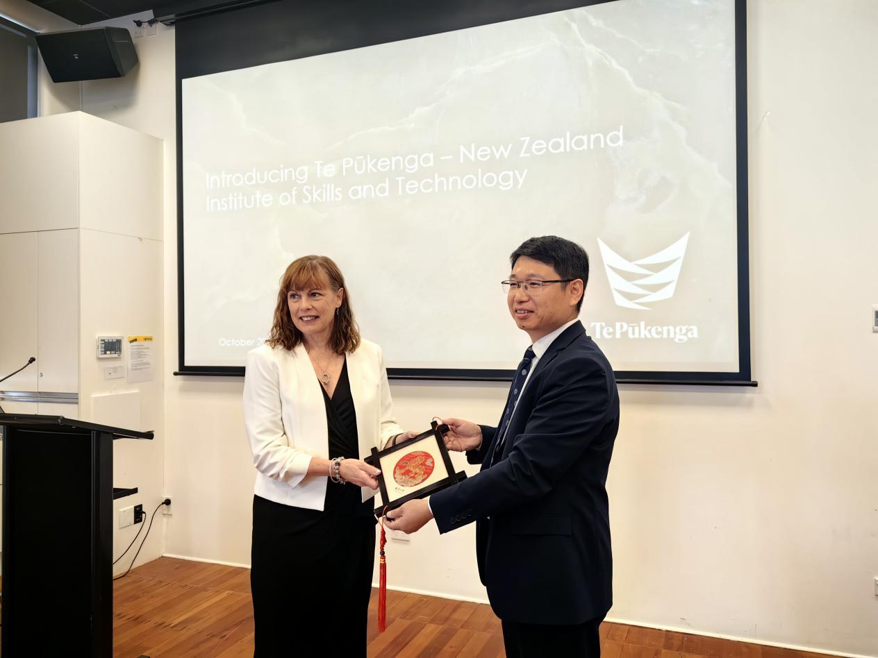 8.我校向新西兰国家理工学院怀卡托理工学院负责人Shelley A. Wilson赠送礼物