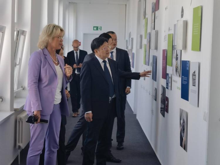 图10.参观比勒费尔德中等企业应用技术大学比勒费尔德校区