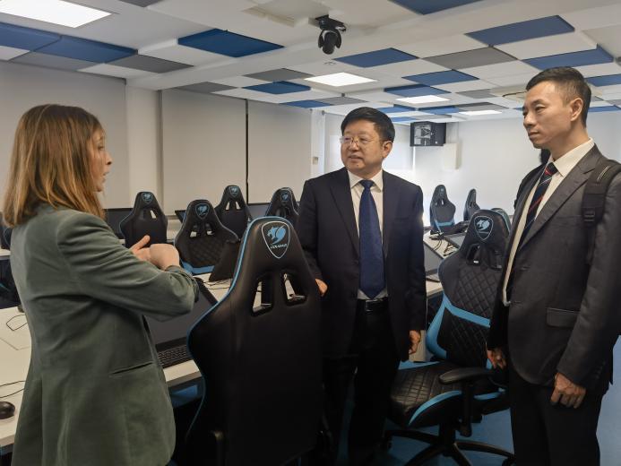 7.参观西班牙艺术与科技大学实训室