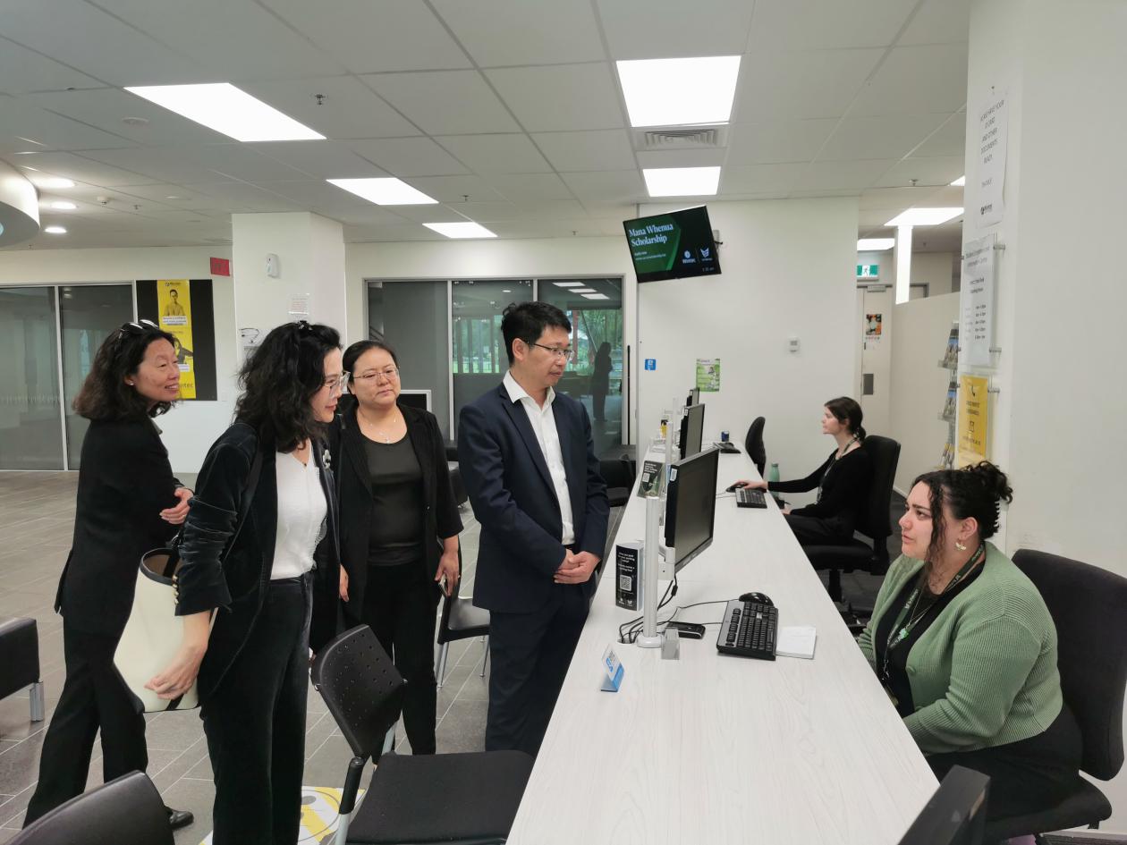 10.参访团了解留学生注册登记情况