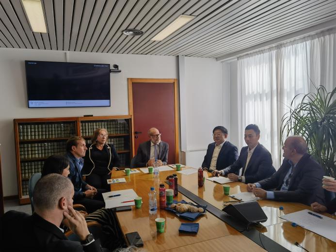 2.与萨勒诺大学进行交流会谈