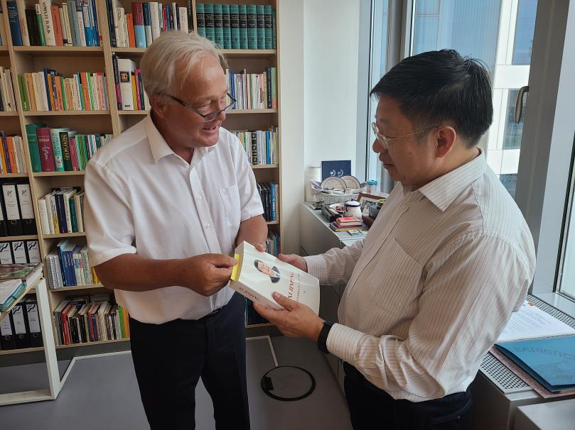 图5.Torsten Fischer校长介绍他最近正在研读《习近平谈治国理政》第二卷