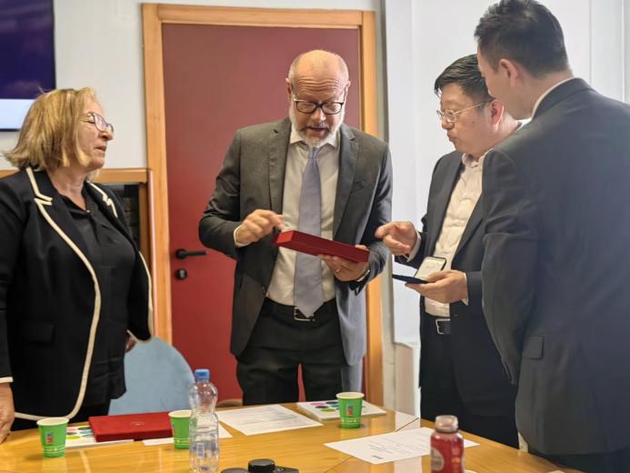 3.向萨勒诺大学校长赠送学校纪念品