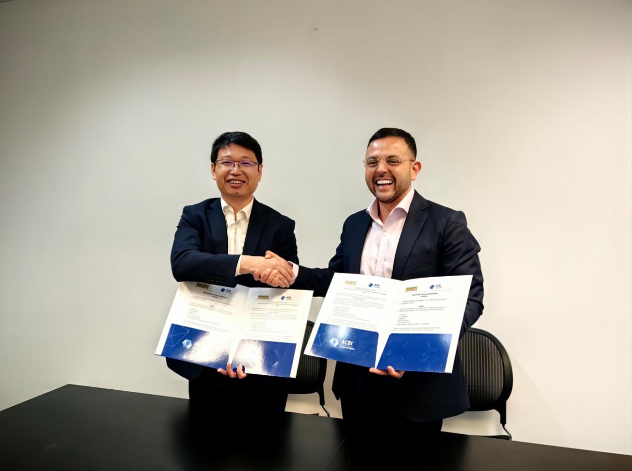 2.秦青松与Fabio Mejia签署合作备忘录