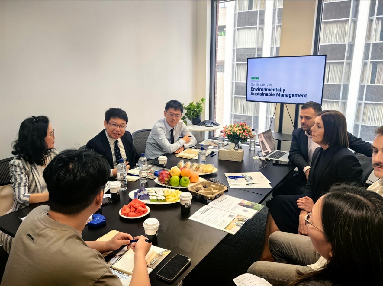 1.我校参访团与外事负责人Giulia  Caridi洽谈合作细节