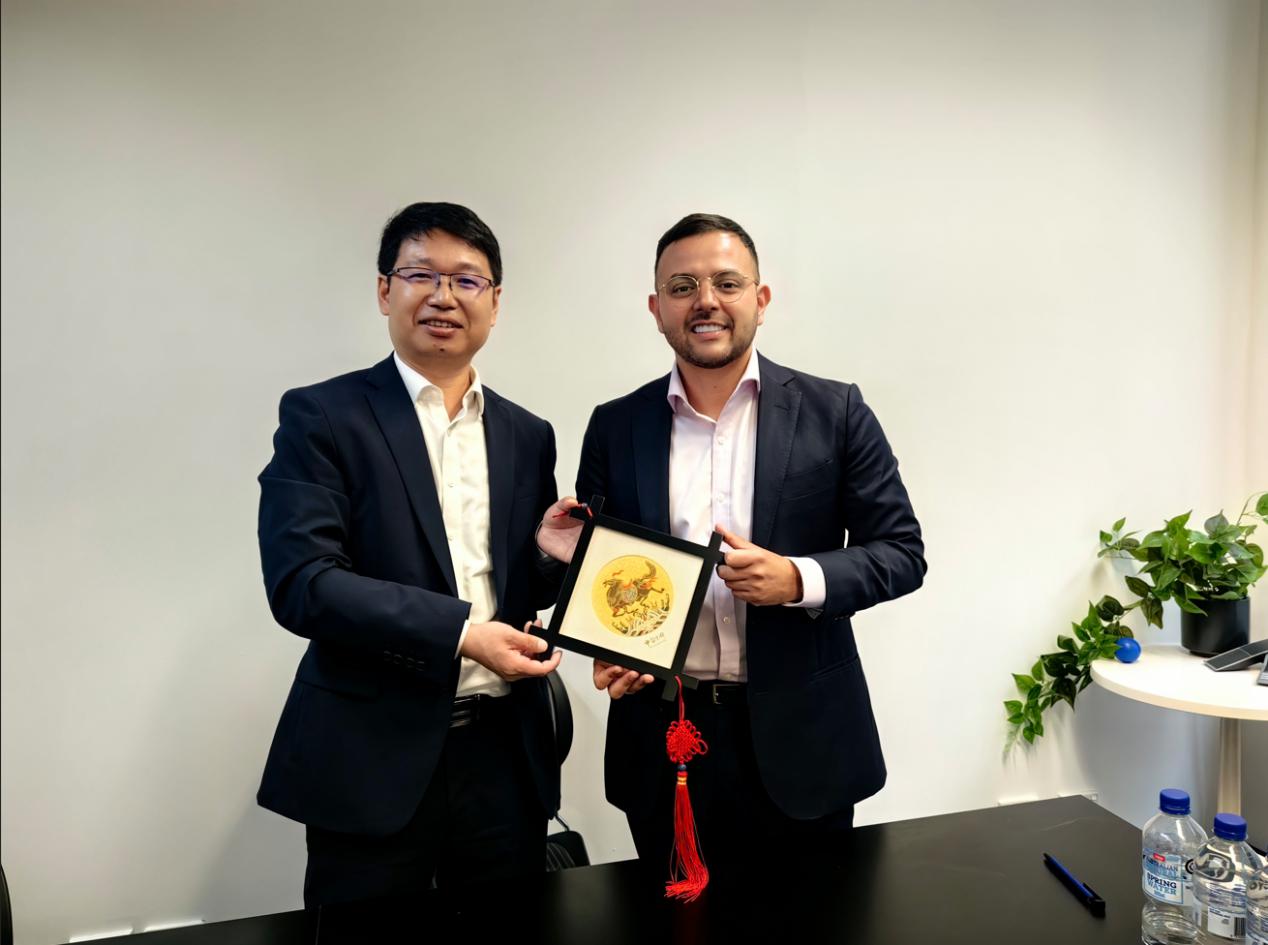 3.我校向ACBI-澳大利亚商务智能学院赠送礼物