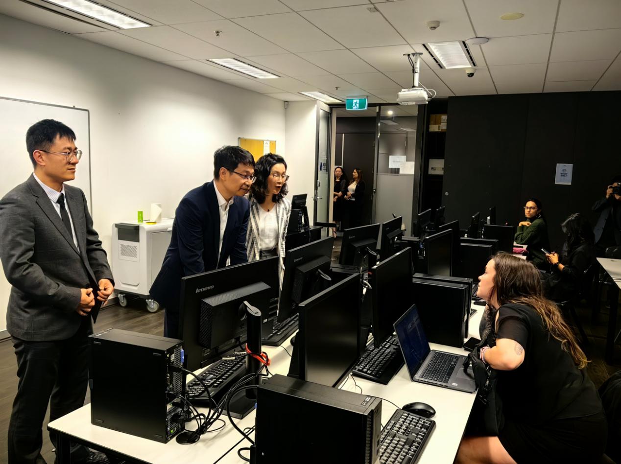 6.参访团了解学生学习情况